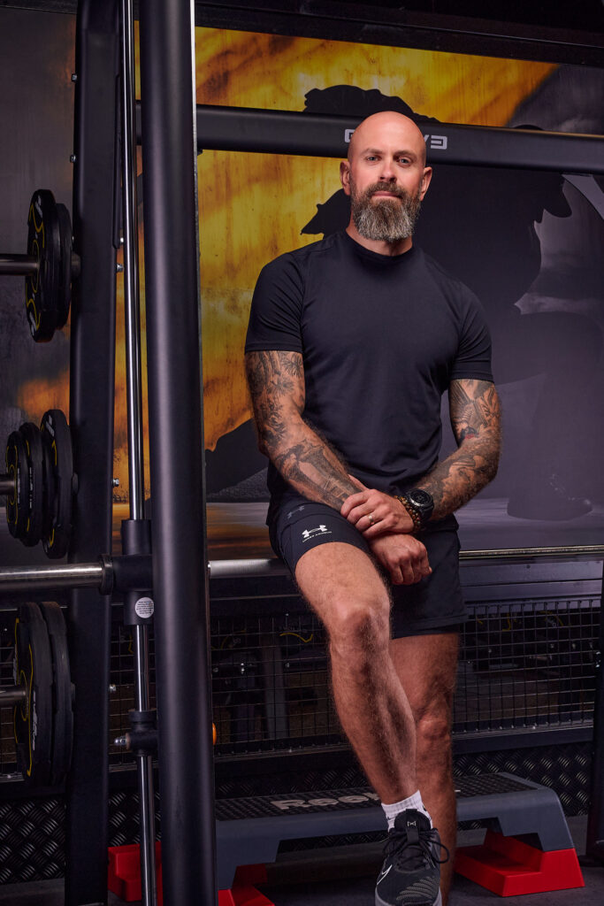 Toomas Karting on litsentseeritud personaaltreener (EKR 4) ja endine kaitseväelane, kes viib läbi süsteemset jõutreeningut. Tema lähenemine põhineb teaduspõhisel treeningul, distsipliinil ja pikaajalisel, mõõdetaval tulemusel.