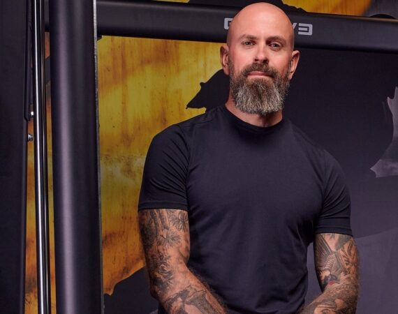 Personaaltreener Toomas Karting istumas jõusaalis treeningala ees